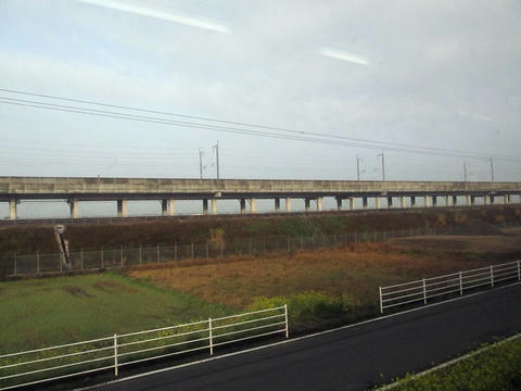 肥薩おれんじ鉄道から望む九州新幹線の高架
