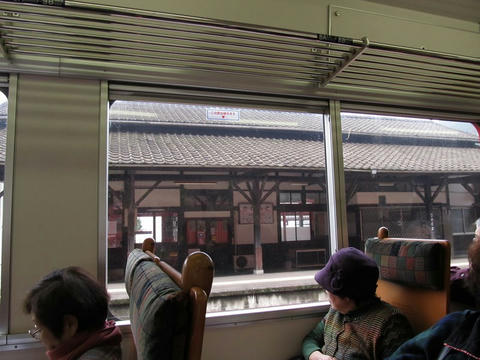 肥薩線車内から見た坂本駅駅舎
