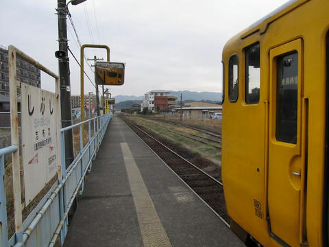 キハ40 8099と志布志駅駅名票