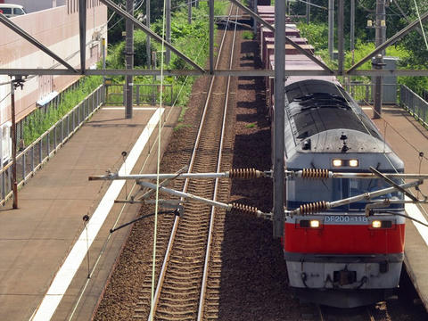 恵み野駅を通過するDF200-118牽引貨物列車