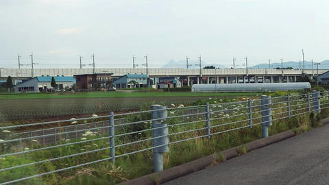 函館江差道から北海道新幹線の高架を望む